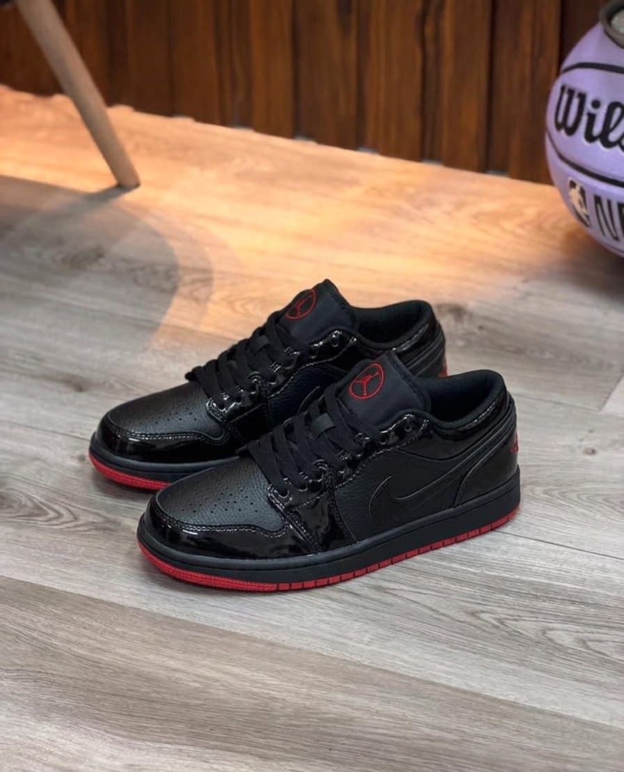 NIKE RETRO 1 LOW CHARON NEGRA ROJA |HOMBRE Y DAMA