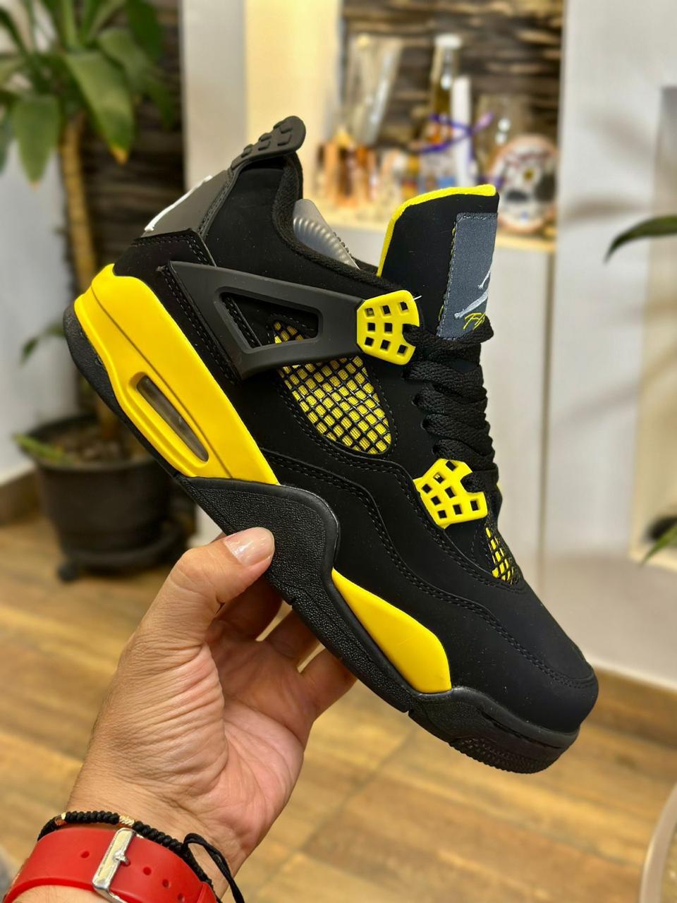 NIKE RETRO 4 NEGRA AMARILLA | HOMBRE Y DAMA