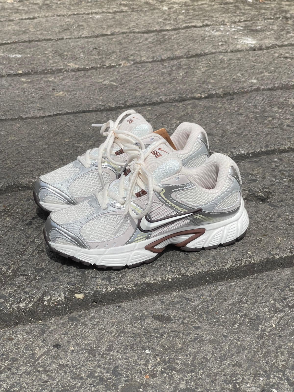 NIKE V5K BEIGE CAFE | DAMA